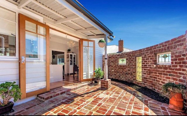 Melbourne-Recycled-Bricks-Patio-Brick-Wall